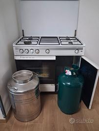 cucina con bombolone e contenitore olio 