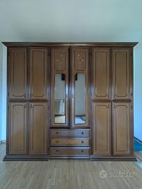 Armadio Classico in Legno Intarsiato con Specchi