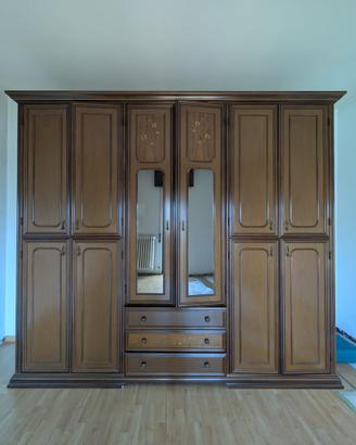 Armadio Classico in Legno Intarsiato con Specchi