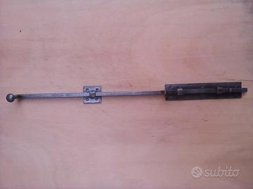 Antico chiavistello in ferro battuto. L 46