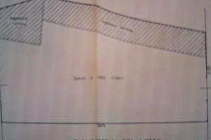 Terreno recintato su 4 lati con tettoia e magazz