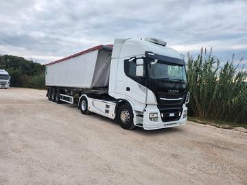 Trattore stradale con rimorchio ribaltabile