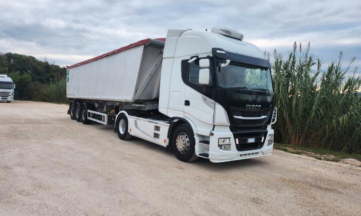 Trattore stradale con rimorchio ribaltabile