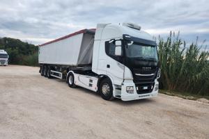 Trattore stradale con rimorchio ribaltabile