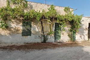 Ampia Tenuta con Casa da Ristrutturare e Terreno a