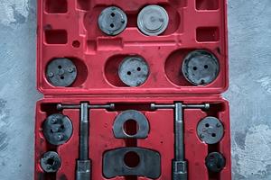 Arretratori pistoncini pinze freno