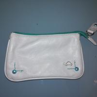 Astuccio ecopelle grigio chiaro con zip e interni