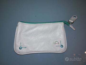 Astuccio ecopelle grigio chiaro con zip e interni