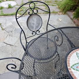 Tavolo con sedie da giardino 