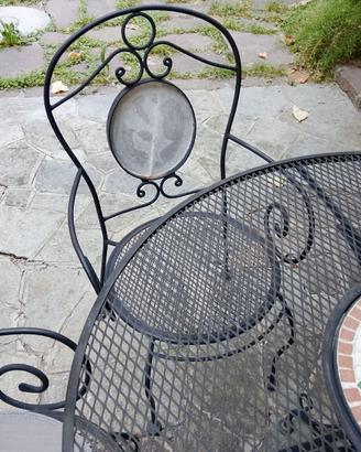 Tavolo con sedie da giardino 