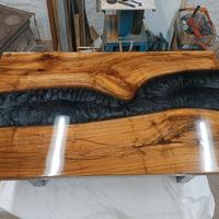 Tavolo in legno e resina 