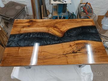 Tavolo in legno e resina 