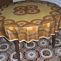 Divano finta pelle e tavolo rotondo