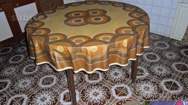 Divano finta pelle e tavolo rotondo