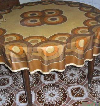 Divano finta pelle e tavolo rotondo