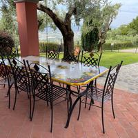 Tavolo in pietra lavica con limoni e uva