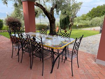 Tavolo in pietra lavica con limoni e uva