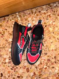 Scarpe rosse e nere