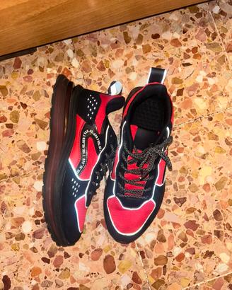 Scarpe rosse e nere
