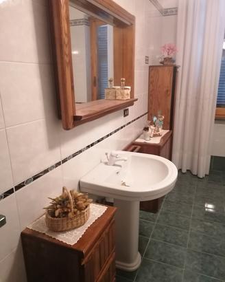 Arredo bagno in legno massello