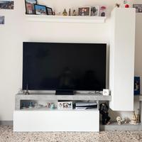 Parete attrezzata bianca e grigia