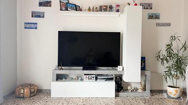 Parete attrezzata bianca e grigia