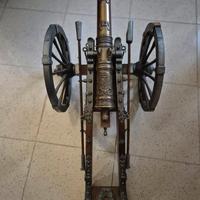 Cannone Decorativo in Metallo e Legno