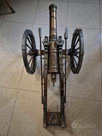 Cannone Decorativo in Metallo e Legno