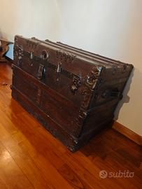 Baule d'epoca in legno e metallo