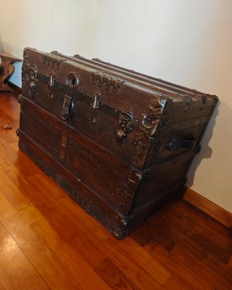 Baule d'epoca in legno e metallo