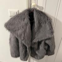 Pelliccia grigia  con cappellino bianco