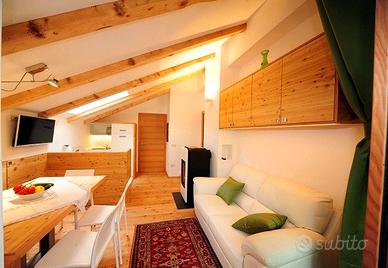 Mansarda panoramica con balcone e vista montagne