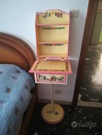 Comodino con mensola