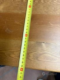 Tavolo il legno massiccio pari al nuovo