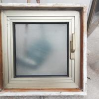 finestra in alluminio bronzo