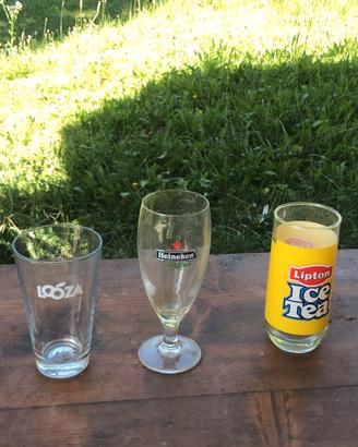 Bicchieri da birra, bibite, succo di frutta.