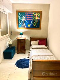 Letto con marterasso nuovo, specchio e lavandino