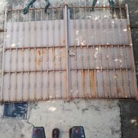 Portone in ferro chiodato antico