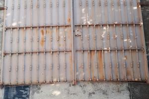 Portone in ferro chiodato antico