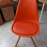 Sedia di plastica con seduta morbida e gambe legno