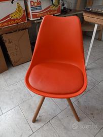 Sedia di plastica con seduta morbida e gambe legno