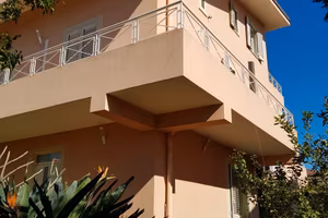 Villa con giardino fronte mare