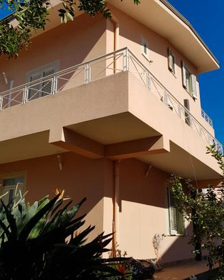 Villa con giardino fronte mare