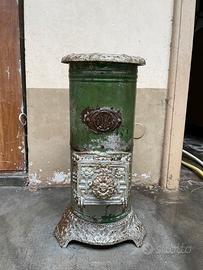 Antica stufa a legna fine 800 con il paiolo rame