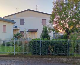 Casa con giardino e box immobiliata