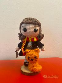 Statuina di Hermione granger fatta all’uncinetto