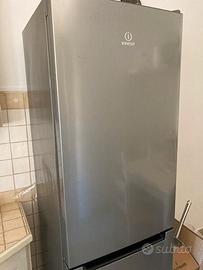 Frigorifero INDESIT combinato. Colore Argento