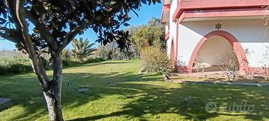 VILLA PADRONALE su due livelli con giardino