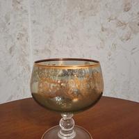 Calice in vetro decorato.