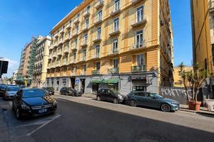 4 LOCALI A NAPOLI